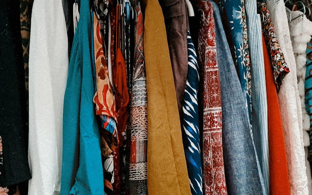 Decluttering e minimalismo: un armadio pronto per fare la valigia